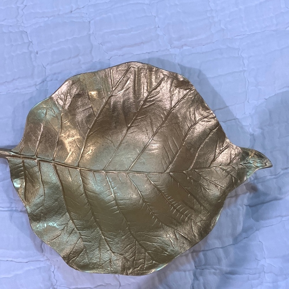 NWT Gold Leaf shaped bowl
